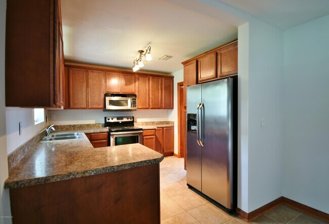 Photo - 2101 Maple Leaf Dr E