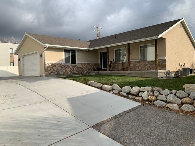 Building Photo - 1642 E Fort Union Blvd