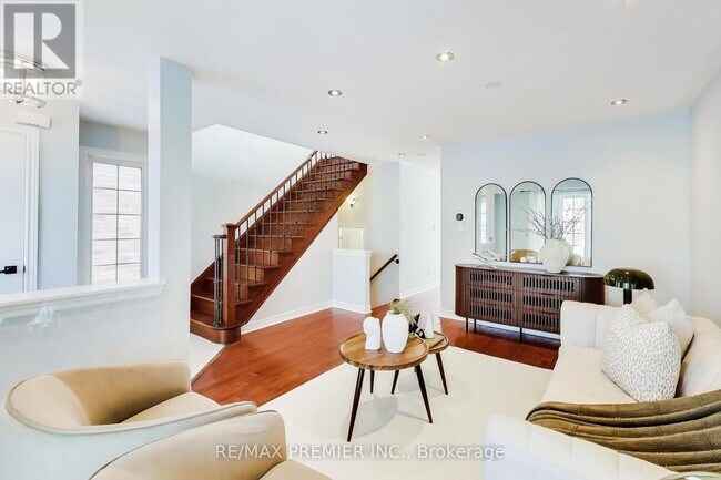 Photo - 135 Richard Coulson Crescent