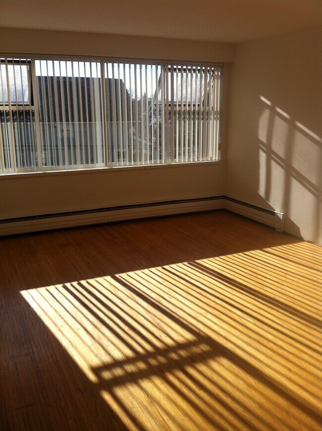 Building Photo - Macdonald Manor - 1BR 1BA