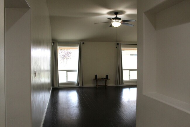 Photo - Beautiful Spacious Home for Rent Near Hosking and Mckee Area