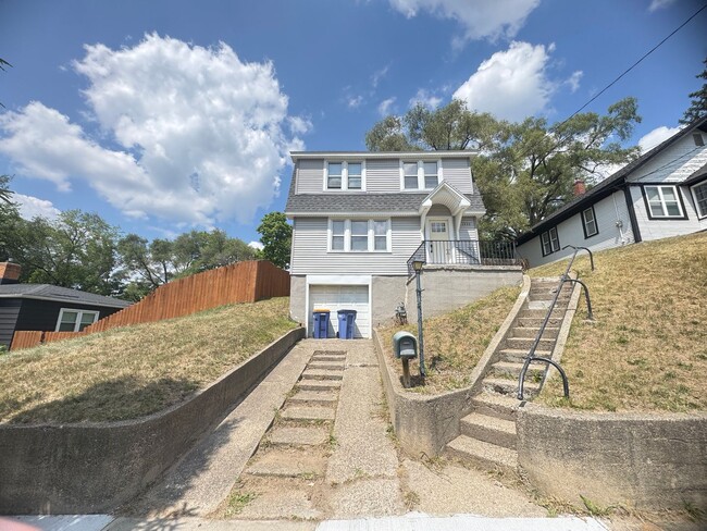 Building Photo - Adorable 3 bedroom home with central air a...