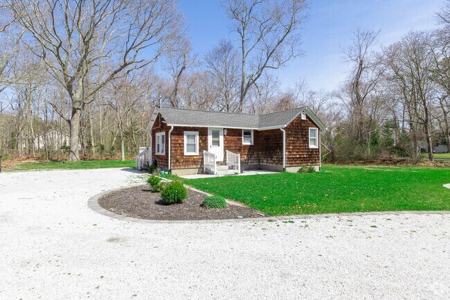 Building Photo - 572 Montauk Hwy Rental