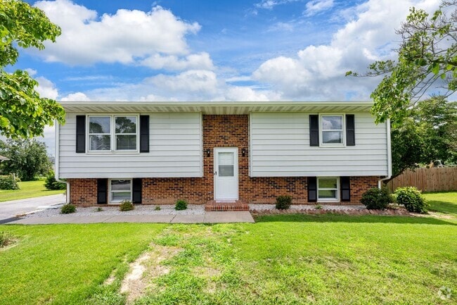 Building Photo - Charming Bi-Level for rent in Milford, $2,... Rental