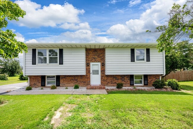 Building Photo - Completely Renovated - Roomy Bi-Level 4 be...