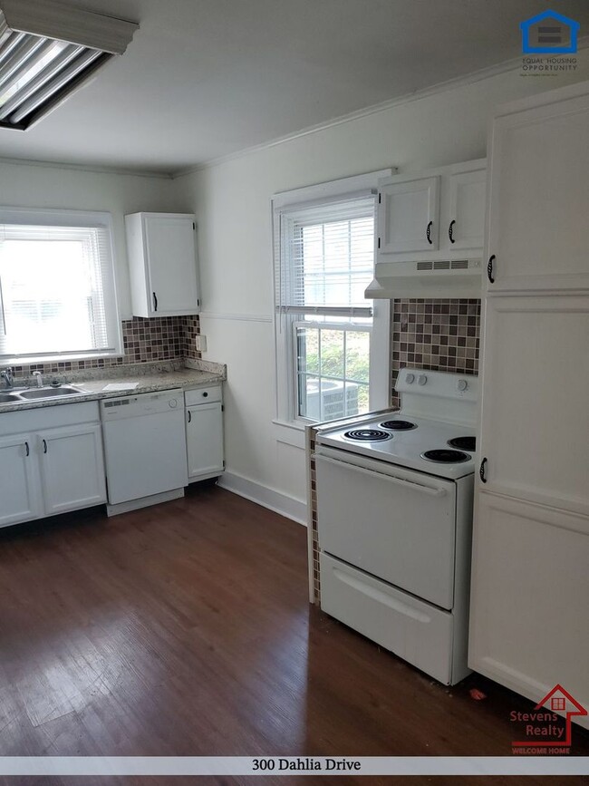300 Dahlia Dr