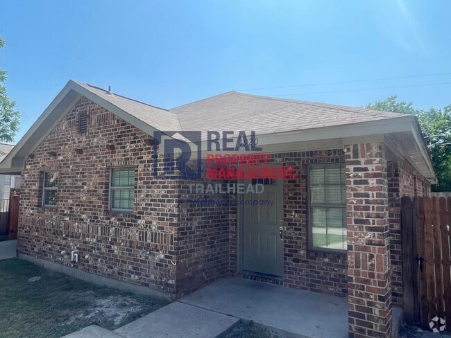 Building Photo - Great Location - 3 Bed/2 Bath - $500 Rent ... Rental