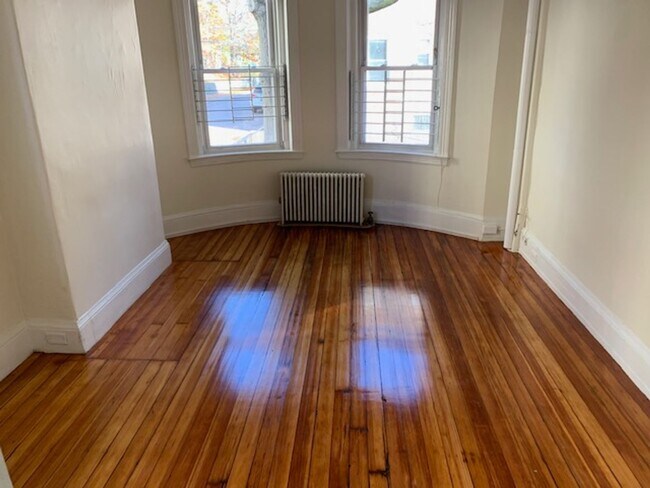 Very convenient location 1-bed Comm Ave. - Very convenient location 1-bed Comm Ave. Condo