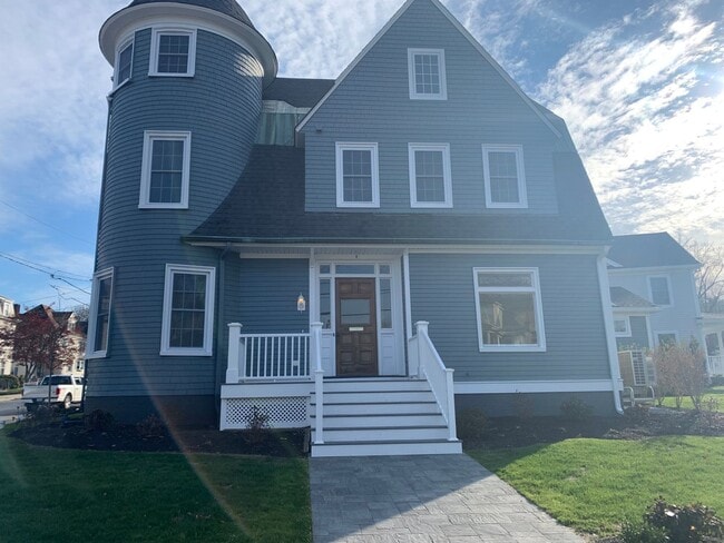 Building Photo - 129 Kenoza Ave Unit 1