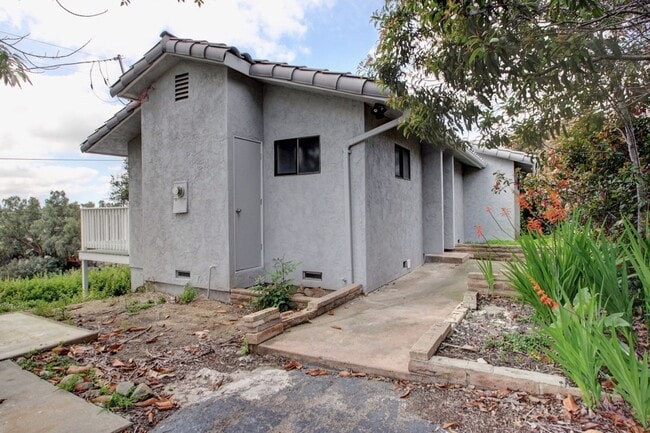 Photo - 915-915 1/2  Valley Drive Unit 915 1/2 Valley Dr - Back House