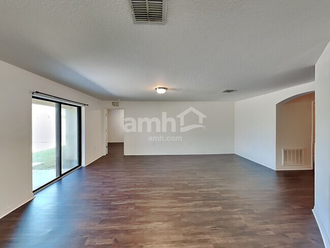 Photo - 718 Chatham Walk