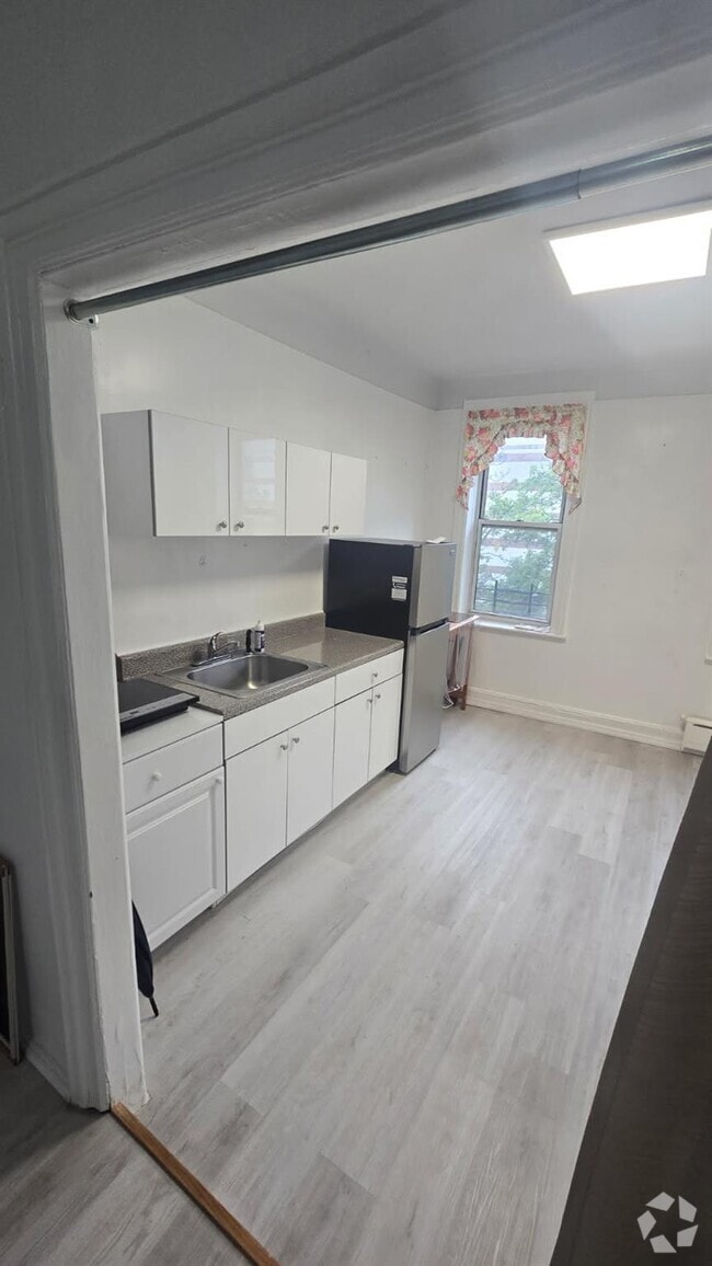 Building Photo - 81-10-81-37 37th Ave Unit 3F Rental