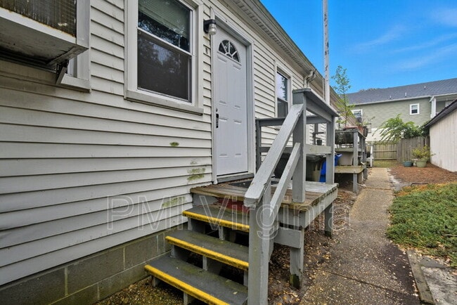 Building Photo - 1109 Hillside Ave Unit Apt B