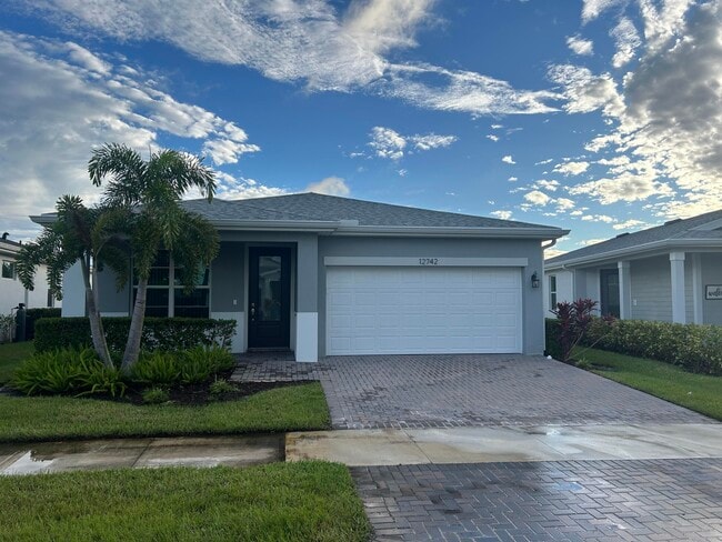 Building Photo - 12742 SW Phoenix Dr