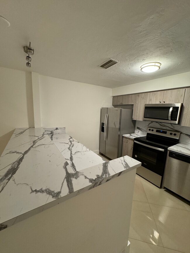 Building Photo - 5204 Coronado Pky Unit Apt B