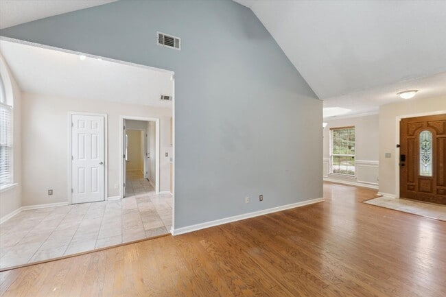 Photo - AVAILABLE OCTOBER [PET FRIENDLY]