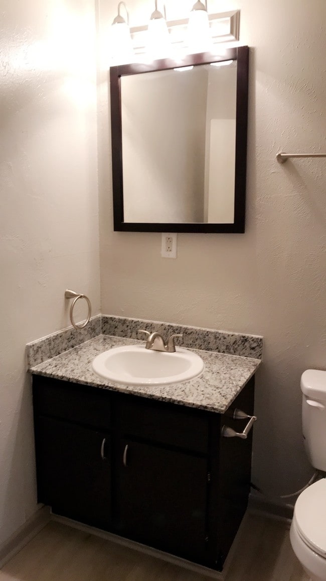 Cuarto de baño renovado - University Club Apartments