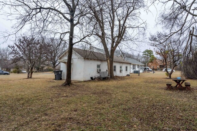 Photo - S Joplin Ave Triplex Unidad Back Bungalow
