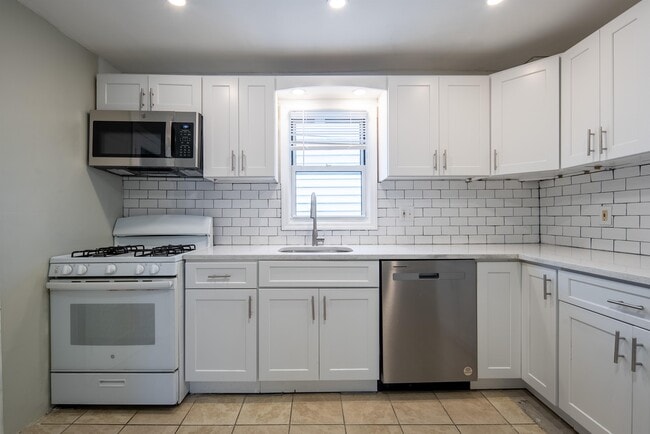 Building Photo - 623 4th St