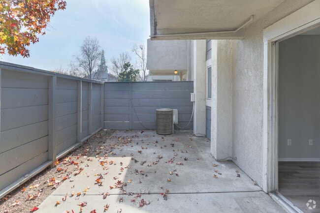 2BR, 2BA - 920 SF
