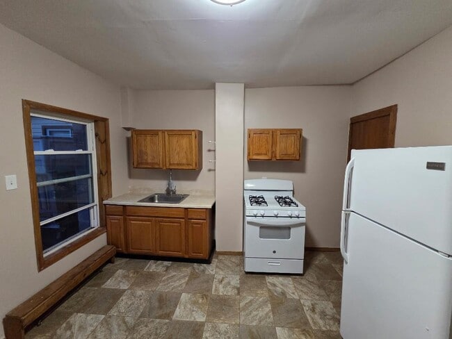 Building Photo - 360 Main St Unit Apt #1
