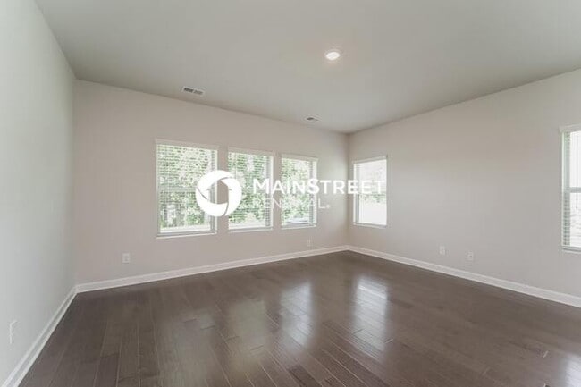 Photo - 3 Bedroom Pet-Friendly Home in Charlotte, NC with Main Street Renewal
