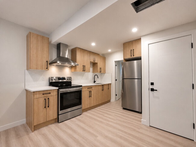 Photo - 10627-10149 149 St Unit Lower