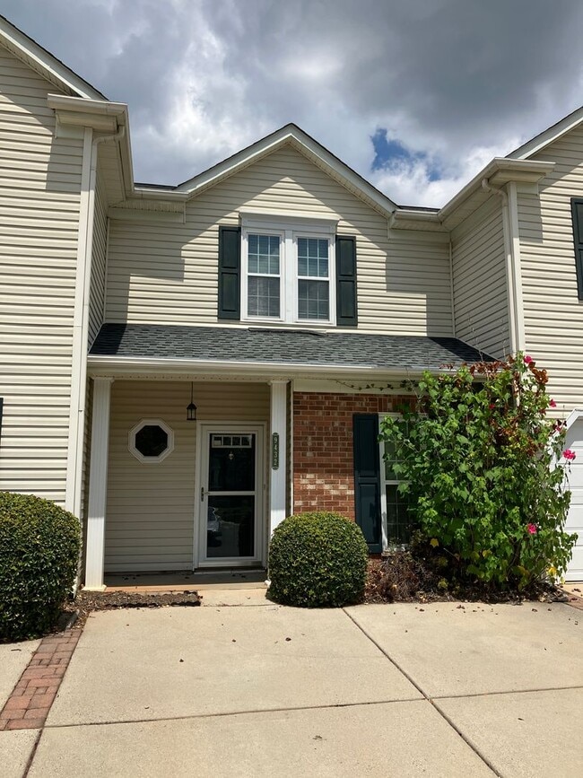 Building Photo - 2 bed, 2.5 bath townhome in Towne Meadows...