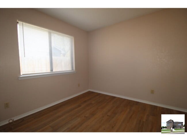 Photo - 1706 Wickfield Way