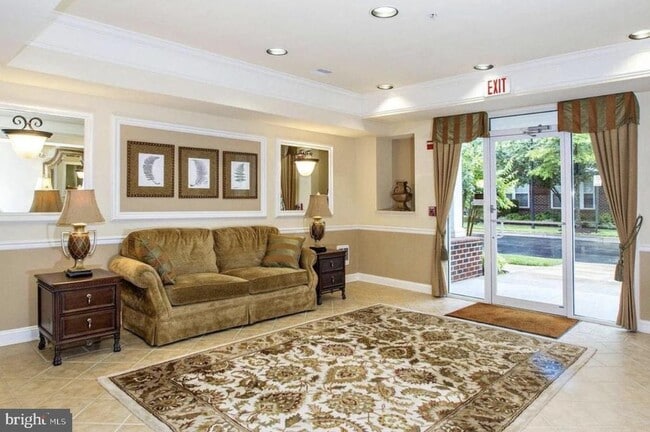 Building Photo - 5801 Clipper Ln Unit 205