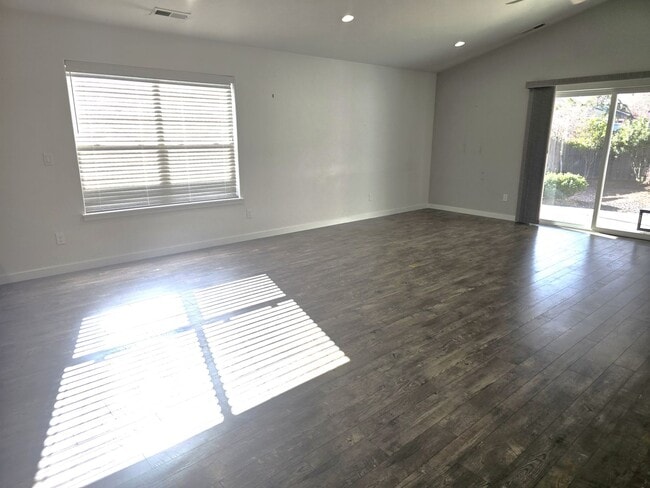 Photo - 3 bed 2 bath Home for Rent in Grants Pass