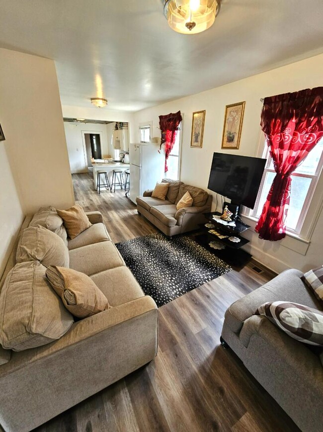 Photo - 454 S Des Plaines St