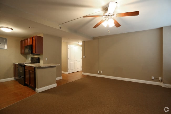 1BR, 1BA - 700 SF