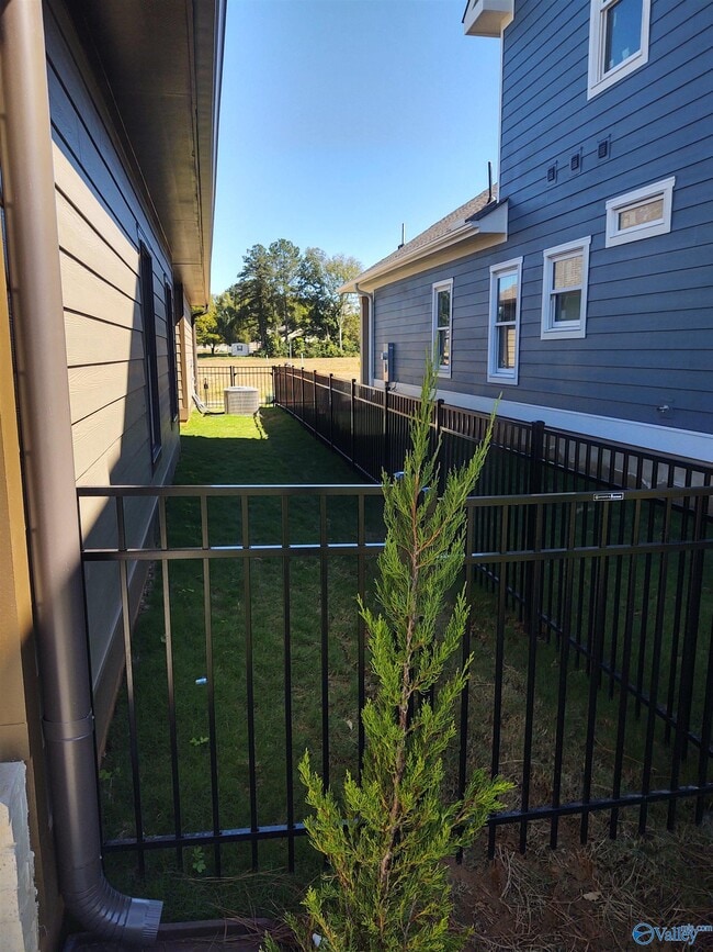 Photo - 1620 Nordic St NE