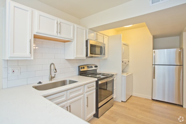1BR, 1BA - 630 SF
