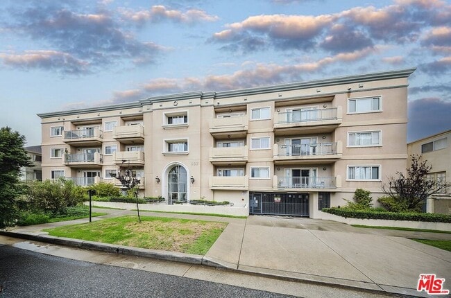 Building Photo - 937 12th St Unit 208