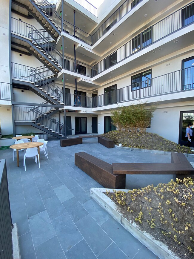 Building Photo - Elegant Building on Culver Rental