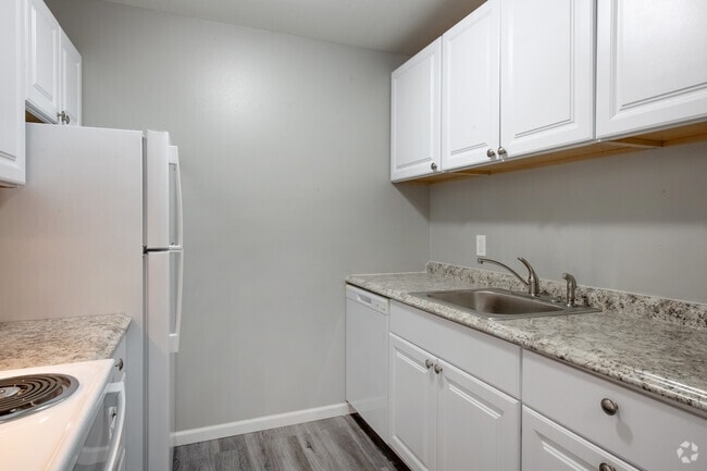 1BR, 1BA - 740SF