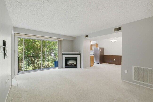 Photo - Lakeside End-Unit Condo Near Metro Convenience Unit #251