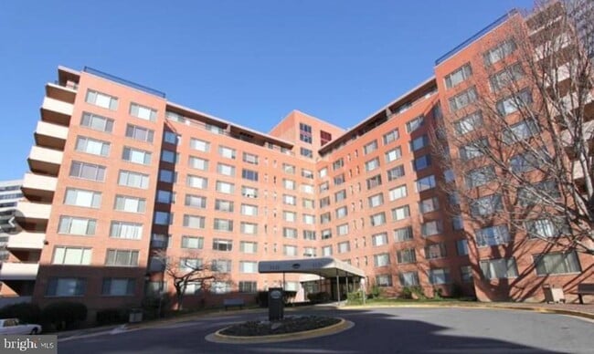 Building Photo - 1121 Arlington Blvd Unit 209