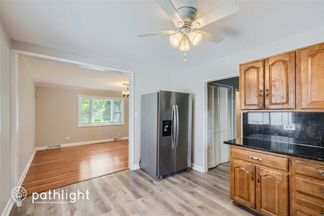 Photo - 612 W James St