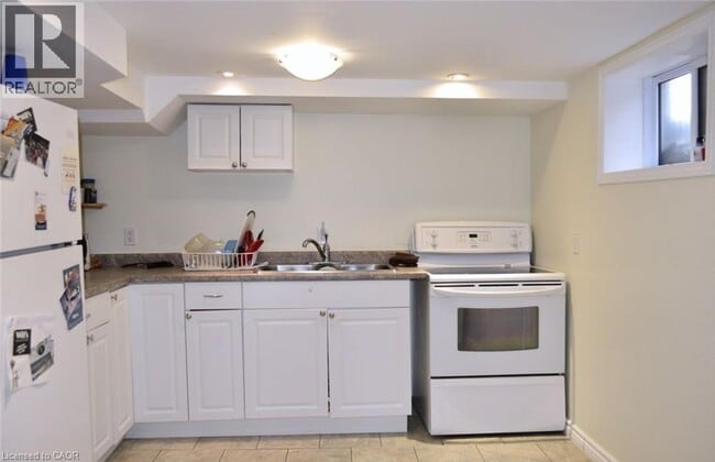 Photo - 461 Victoria St S