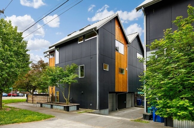 Photo - Stunning Modern 3 Bed / 2.5 Bath Townhome in Beautiful Maple Leaf Neighborhood