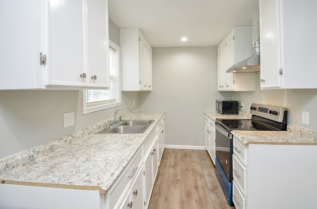 Photo - 2706 Sledge St