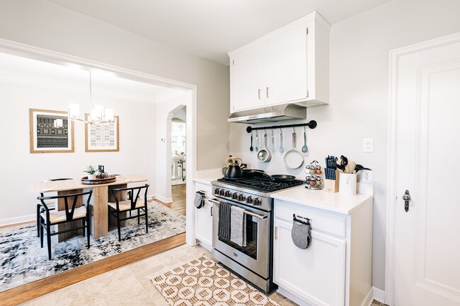 Photo - 1570 Chelsea St