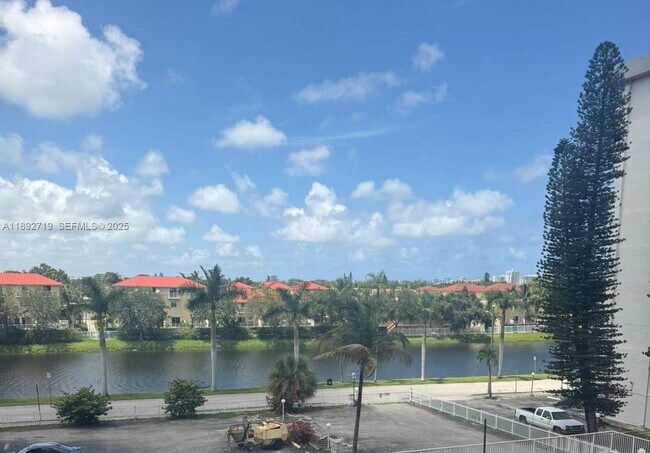 Building Photo - 2025 NE 164th St Unit 605