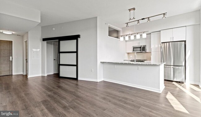 Building Photo - 1 Wisconsin Ave Unit 1B-1-924 Rental