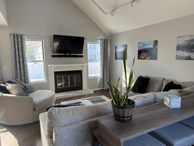 Photo - 525 Lasalle Ln