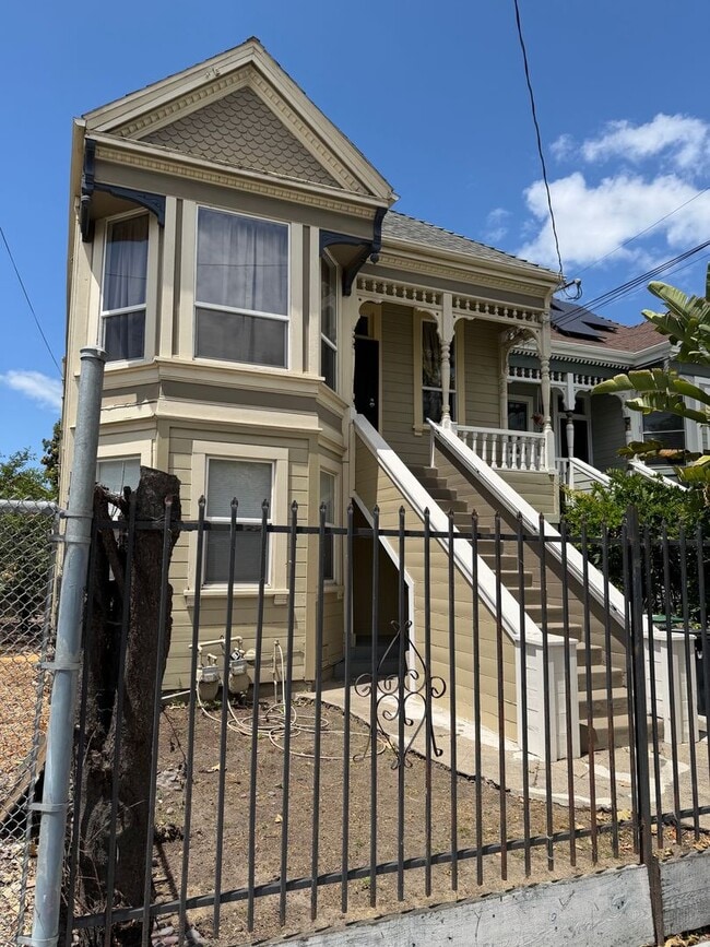 Building Photo - 3259-3261 Louise St Unit 3261