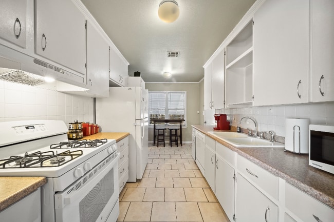 1206 Oakwood Dr